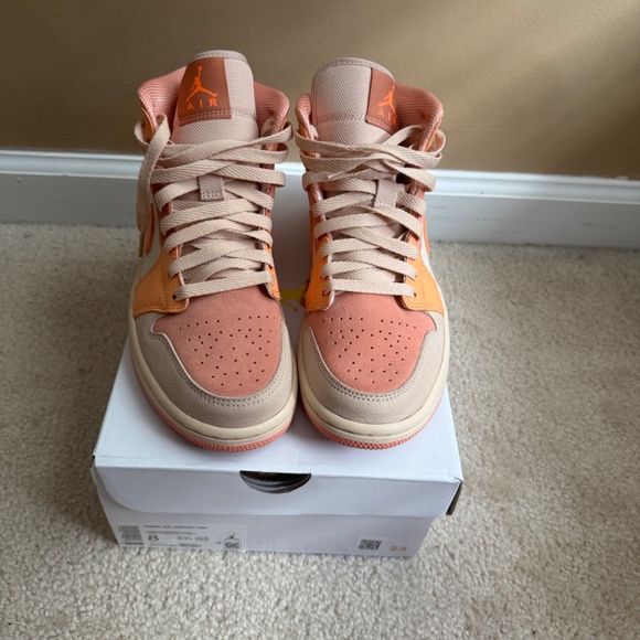 WMNS AIR JORDAN 1 MID ATOMIC ORANGE/APRICOT AGATE ORANGE ATOMIQUE/AGATHE ABRICO - Picture 3 of 5